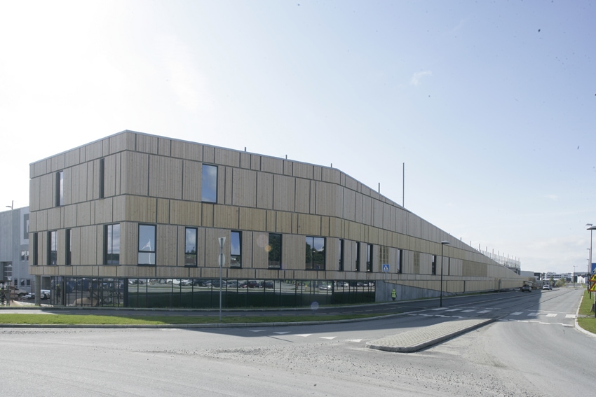 Busterminal klædt i Superwood facadebeklædning