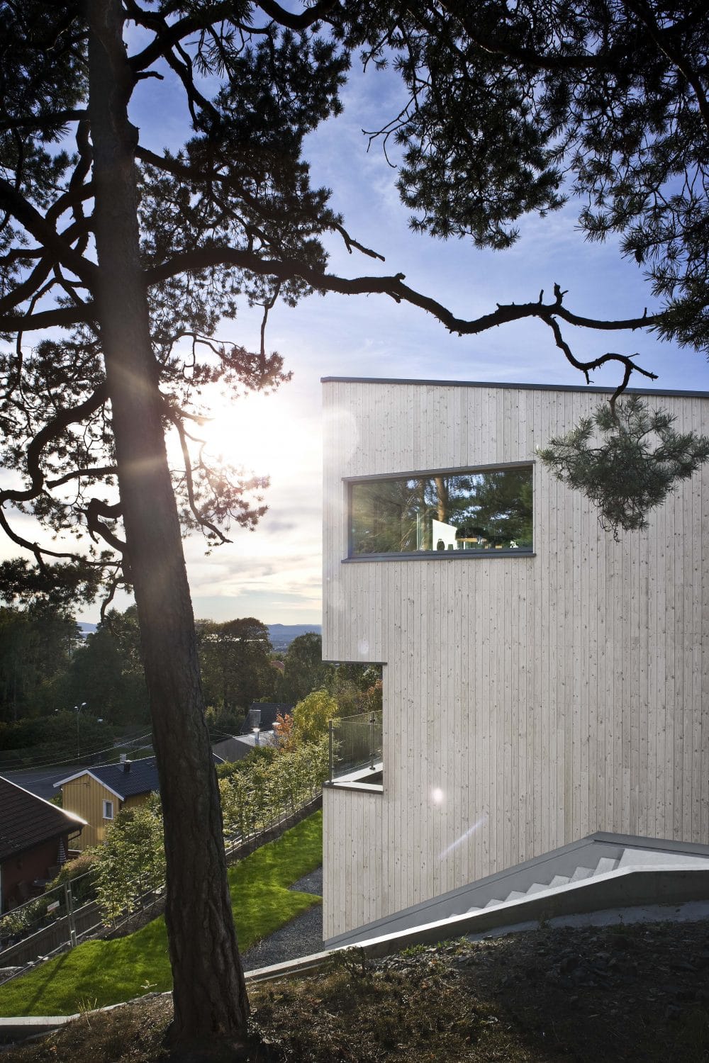 Et gennemført byggeri fra 2015 med Superwood træbeklædning uden overfladebehandling med solen i baggrund