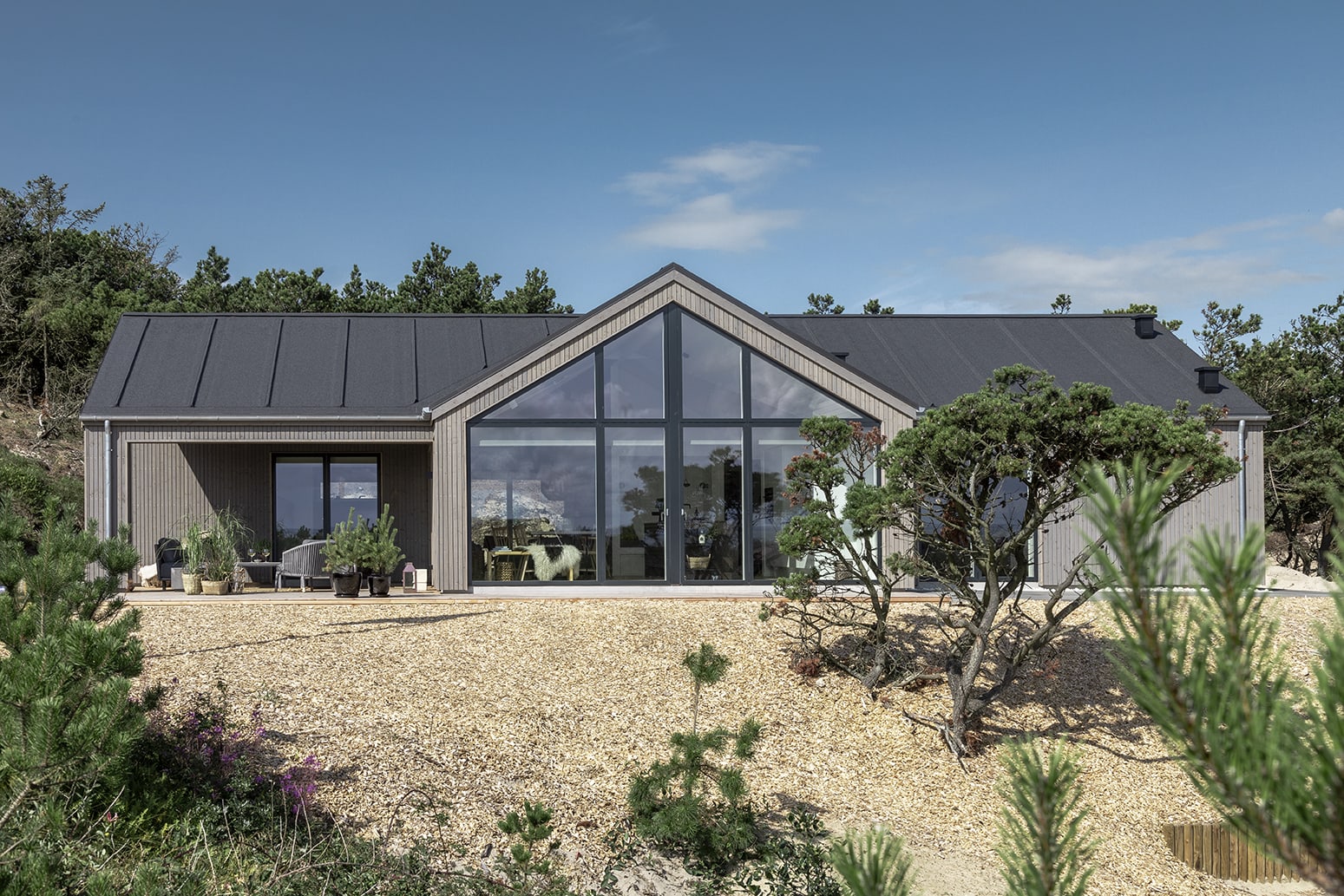 Skanlux sommerhus i Hvide Sande med Superwood facadebeklæding